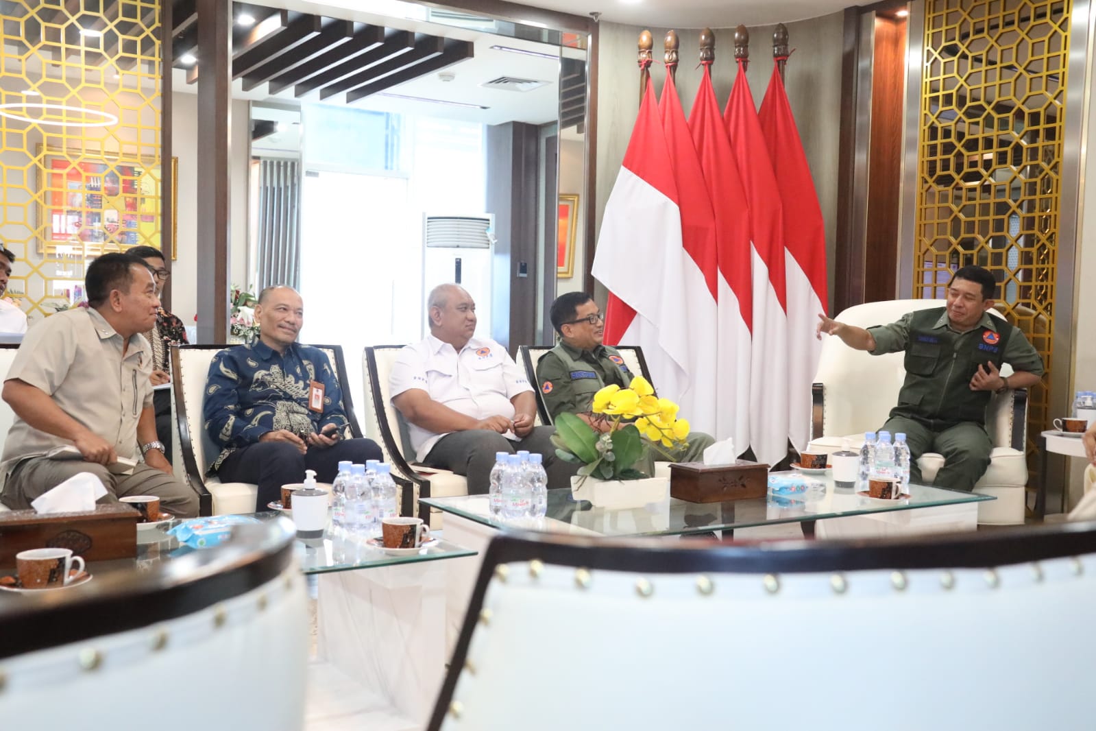 Kepala Badan Nasional Penanggulangan Bencana (BNPB) Letnan Jenderal TNI Suharyanto, S.Sos., M.Si. (rompi hijau dengan kemeja hijau) bersama jajaran Pejabat Tinggi di Lingkungan BNPB menerima kunjungan kerja Pj Gubernur Sulawesi Barat Prof. Zudan Arif Fakrulloh, Kepala Pelaksana BPBD Provinsi Sulawesi Barat dan Kepala Bidang Rehabilitasi dan Rekonstruksi BPBD Provinsi Sulawesi Barat di Graha BNPB, Jakata, pada Selasa (18/7).